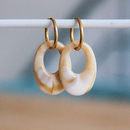 SO708: Stainless steel earring with resin drop – mixed/gold