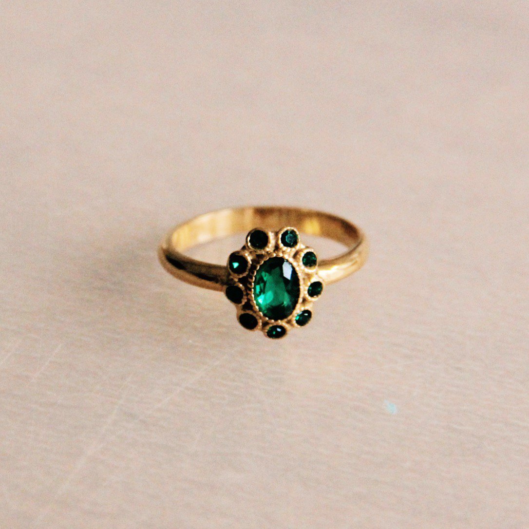 R612: Stainless steel vintage ring with green stones - gold