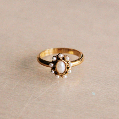 R613: Stainless steel vintage ring with pearl stones - gold