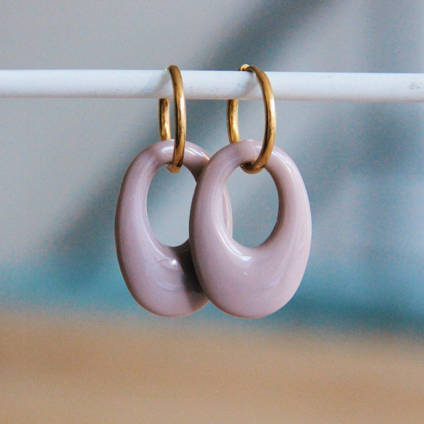 SO710: Stainless steel earring with resin drop – mauve/gold