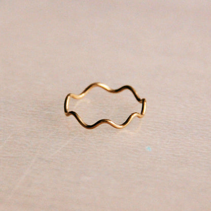 R603: Stainless steel minimalist wave ring - gold